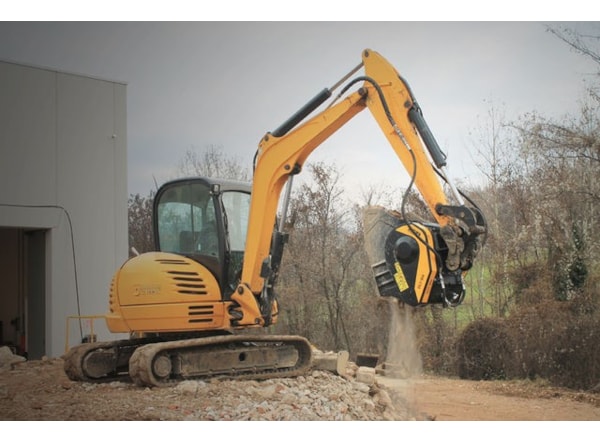 Cupa de concasare constructii MB Crusher MB-C50 S4 -- excavatoare  6 - 10 t. de vanzare